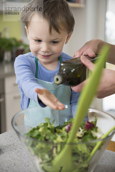 Junge - Person Vorbereitung Hilfe Salat Close-up Mutter - Mensch