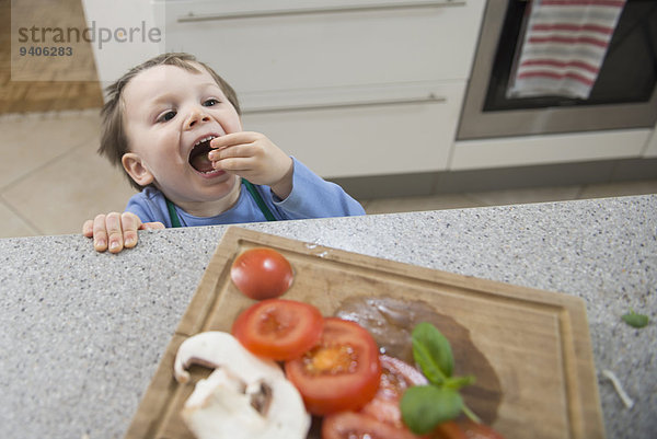 Junge - Person Küche Gemüse essen essend isst geschnitten