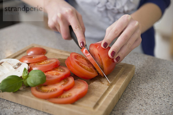 Jugendlicher schneiden Close-up Tomate Mädchen