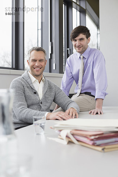 Portrait Geschäftsmann lächeln Büro