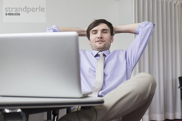 sitzend Portrait Geschäftsmann lächeln Büro