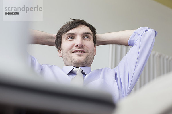 sitzend Geschäftsmann lächeln Büro