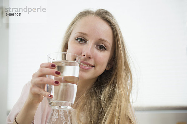 Wasser Portrait Jugendlicher Glas lächeln Mädchen