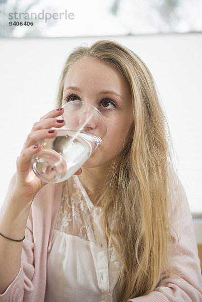 Wasser Jugendlicher Close-up trinken Mädchen