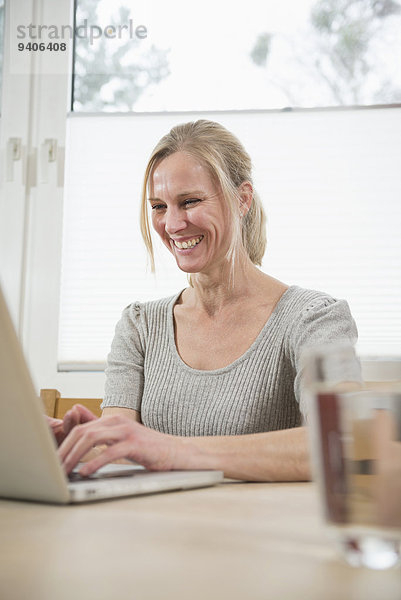 lächeln Frau benutzt Laptop