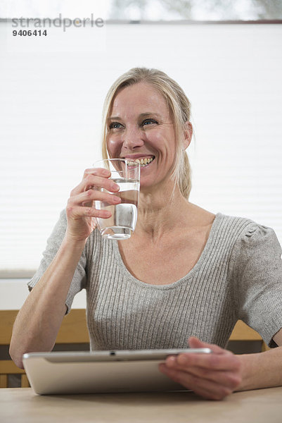 Wasser Frau Glas lächeln Tablet PC