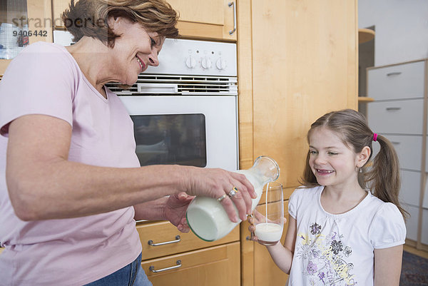 Glas eingießen einschenken Enkeltochter Großmutter Milch