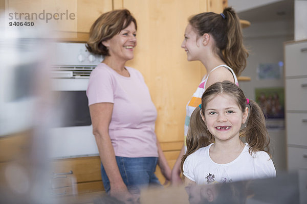 sehen Schwester Hintergrund Großmutter Kühlschrank Portait eines Mädchens