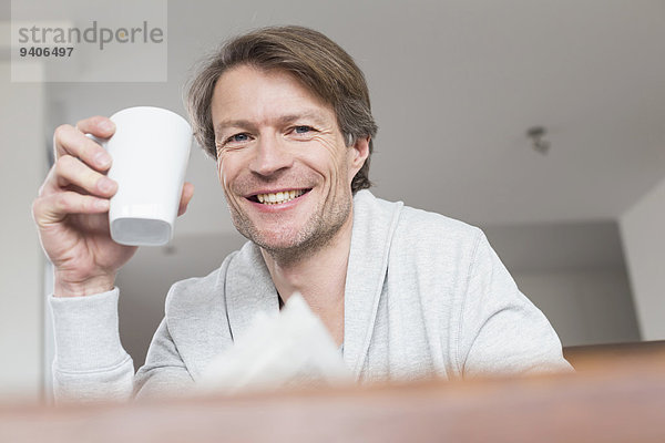 Portrait Mann Tasse halten Close-up reifer Erwachsene reife Erwachsene Kaffee