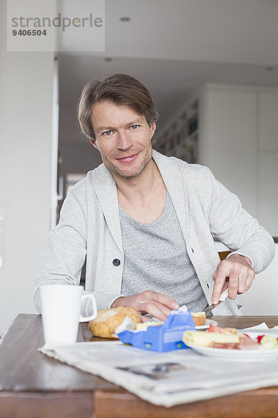 Portrait Mann lächeln reifer Erwachsene reife Erwachsene Frühstück