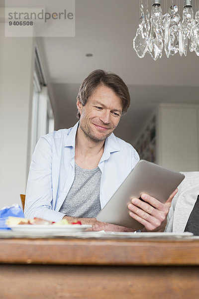 benutzen Mann lächeln reifer Erwachsene reife Erwachsene Tablet PC
