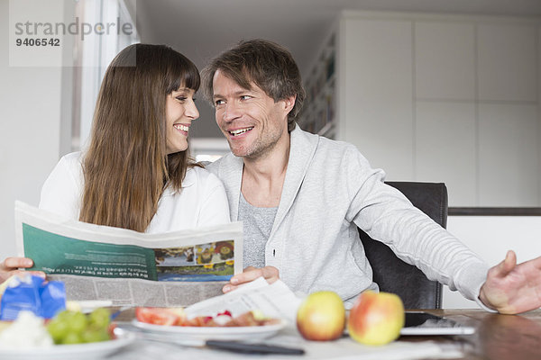 Zusammenhalt lächeln Frühstück Zeitung vorlesen