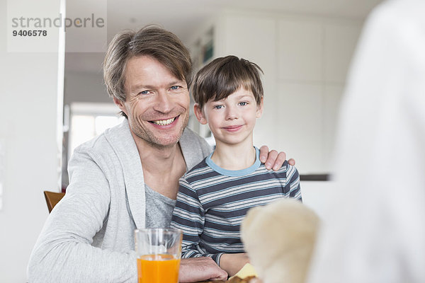 Portrait lächeln Menschlicher Vater Sohn Tisch Frühstück