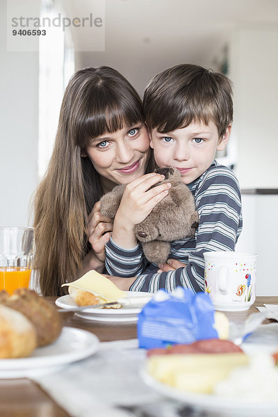 Portrait lächeln Sohn Tisch Mutter - Mensch Frühstück