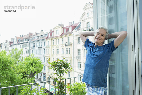 stehend Portrait Mann lächeln Balkon reifer Erwachsene reife Erwachsene
