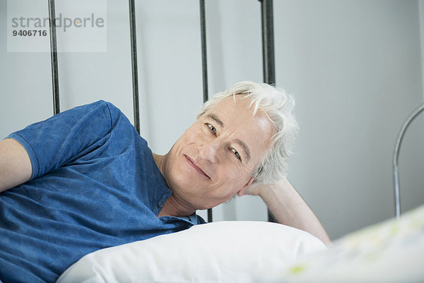 Portrait Mann Entspannung lächeln Bett reifer Erwachsene reife Erwachsene