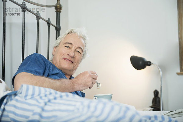 Portrait Mann Tasse lächeln Bett reifer Erwachsene reife Erwachsene Kaffee