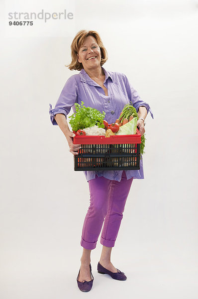 Senior Senioren Portrait Frau lächeln Korb Gemüse