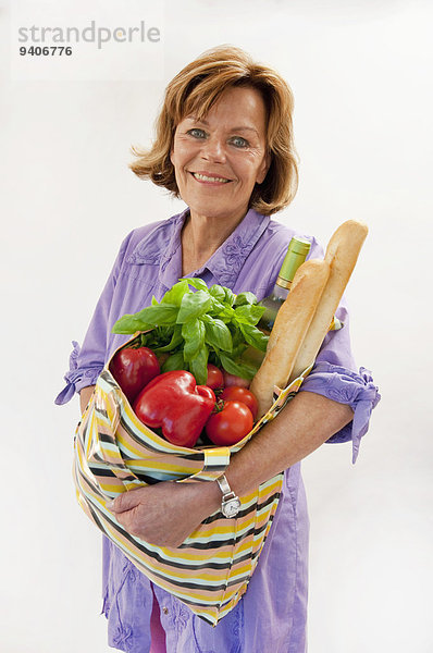 Senior Senioren Portrait Frau lächeln Tasche Gemüse kaufen
