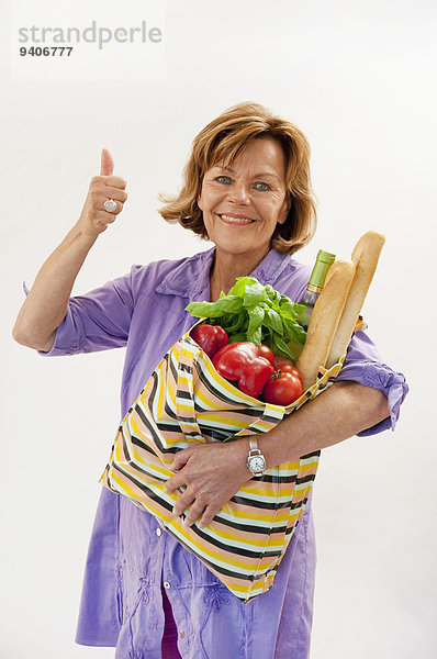 hoch oben Senior Senioren zeigen Portrait Frau lächeln Tasche Gemüse kaufen Menschlicher Daumen Menschliche Daumen