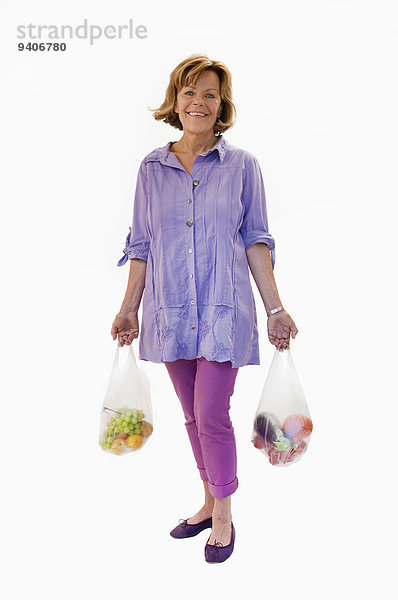 Senior Senioren Portrait Frau lächeln Tasche Frucht Gemüse halten Kunststoff