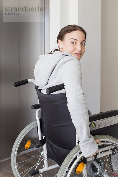 junge Frau junge Frauen benutzen Rollstuhl