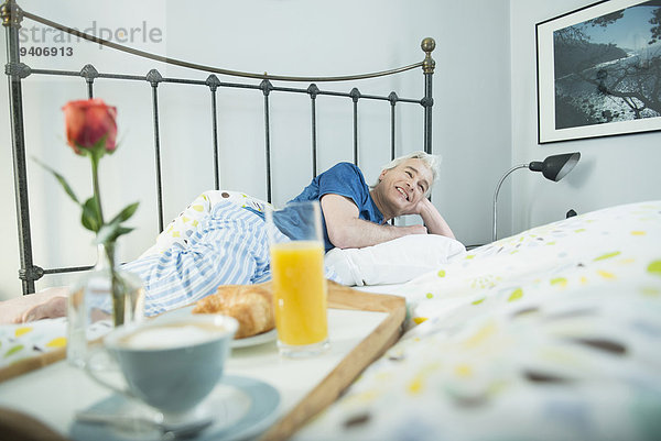 Mann Bett Hintergrund reifer Erwachsene reife Erwachsene Frühstück
