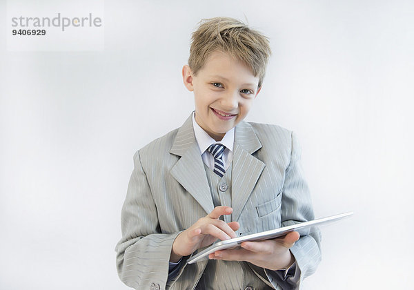 benutzen Portrait lächeln Junge - Person weiß Hintergrund Tablet PC