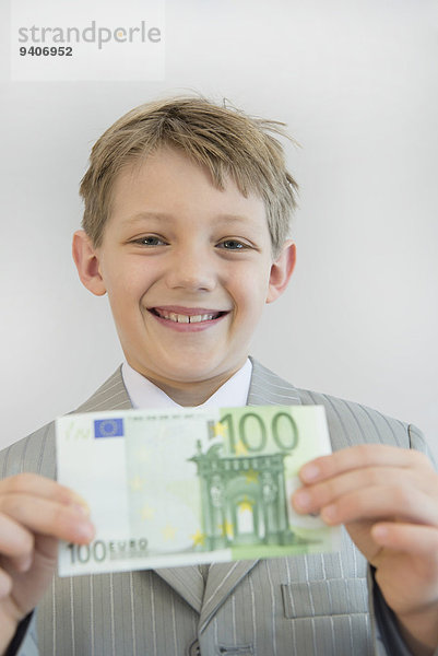Portrait lächeln Junge - Person halten 100 Euro
