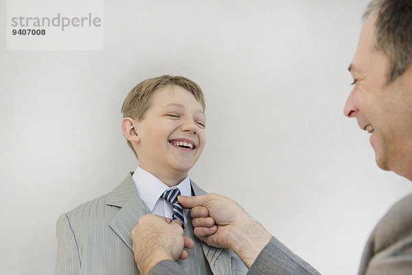 lächeln Menschlicher Vater Sohn berichtigen Krawatte