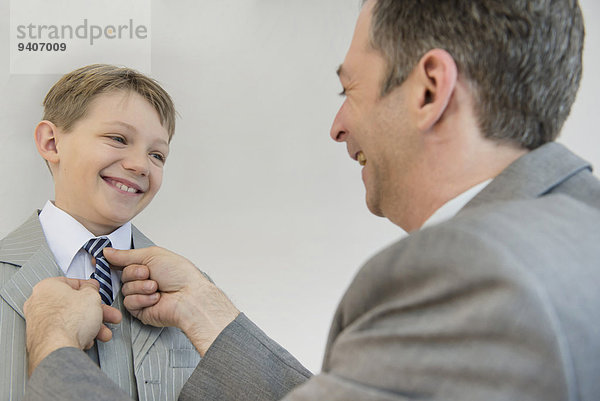 lächeln Menschlicher Vater Sohn berichtigen Krawatte