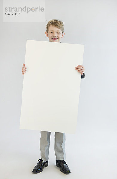 Portrait lächeln Junge - Person halten Weißwandtafel unbeschrieben