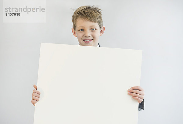 Portrait lächeln Junge - Person halten Weißwandtafel unbeschrieben