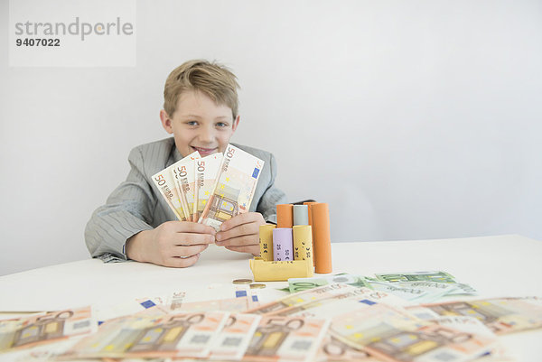 Portrait Papier lächeln Junge - Person Geld Geldmünze