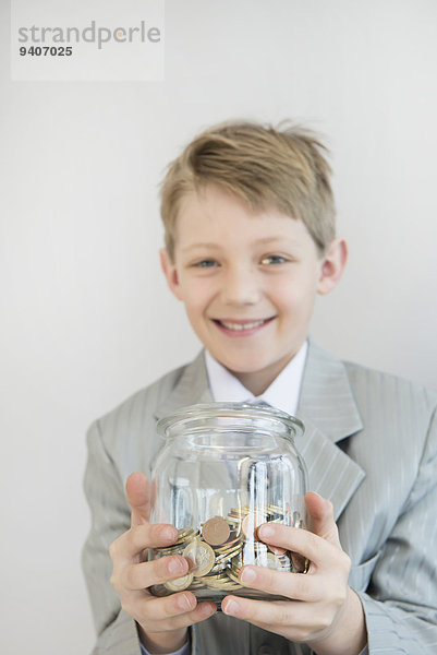 Portrait lächeln Junge - Person halten Bank Kreditinstitut Banken