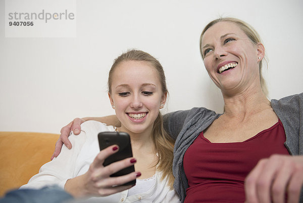 zeigen lächeln Tochter Smartphone Mutter - Mensch