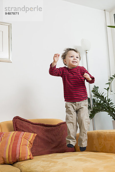 lächeln Junge - Person springen Couch