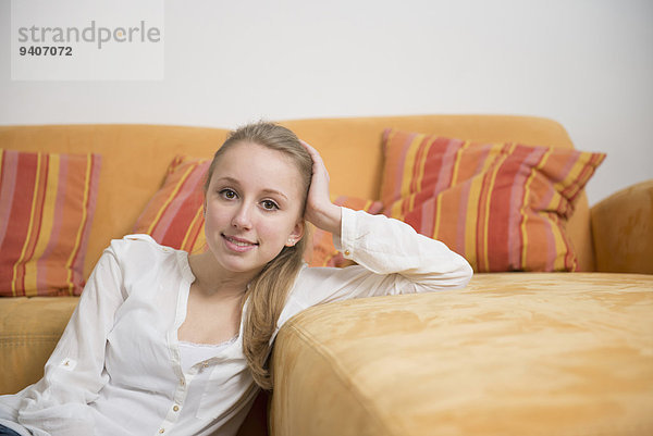 Portrait Jugendlicher lächeln Zimmer Mädchen Wohnzimmer