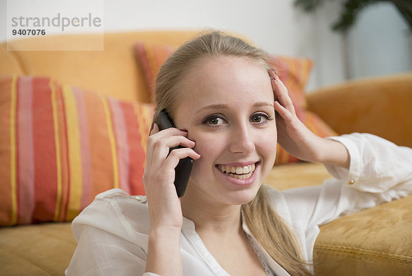 Handy Portrait Jugendlicher sprechen lächeln Mädchen
