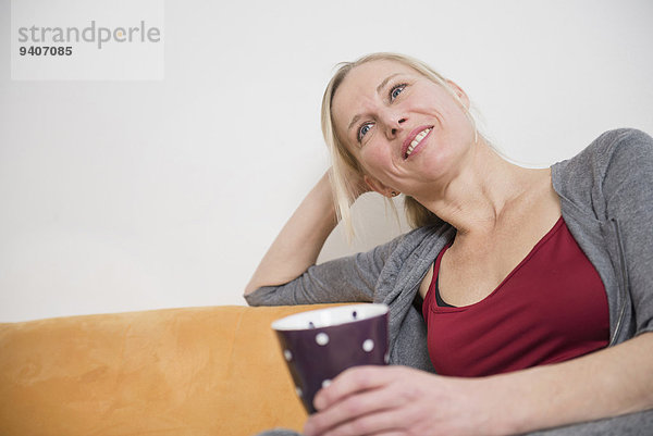 Frau Tasse Entspannung lächeln reifer Erwachsene reife Erwachsene Couch