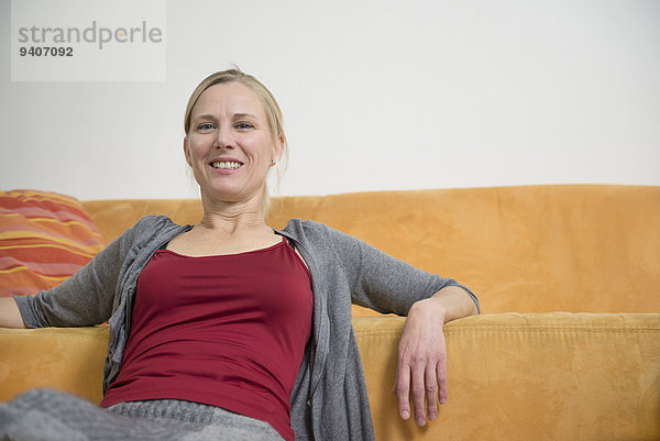 sitzend Portrait Frau lächeln reifer Erwachsene reife Erwachsene Couch