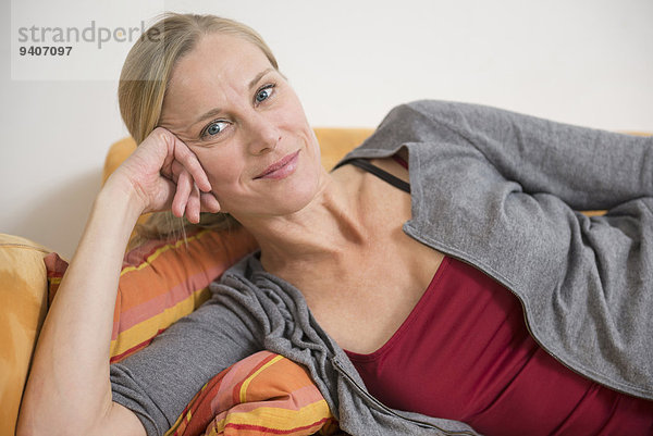 Portrait Frau Entspannung lächeln reifer Erwachsene reife Erwachsene Couch