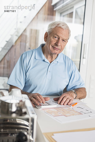 Interior zu Hause Senior Senioren benutzen Mann Taschenrechner