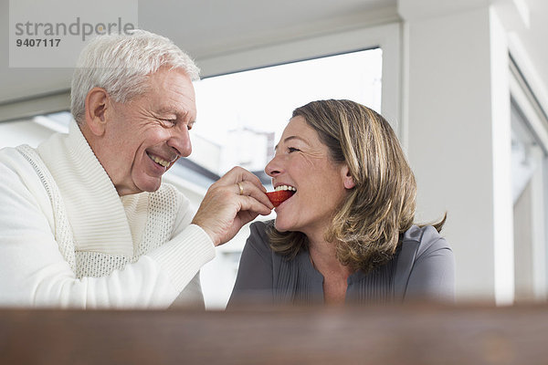 Senior Senioren Frau Mann Fröhlichkeit Scheibe Apfel füttern Blechkuchen