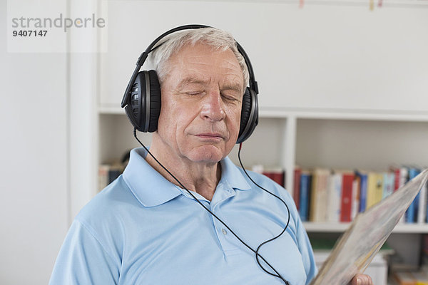 Senior Senioren Mann zuhören geschlossen Musik Klassisches Konzert Klassik