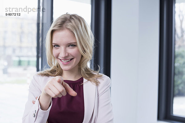 Portrait Geschäftsfrau zeigen lächeln