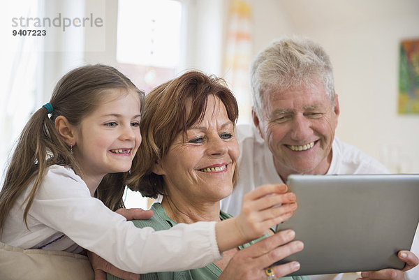 sehen lächeln Großeltern Enkeltochter Tablet PC