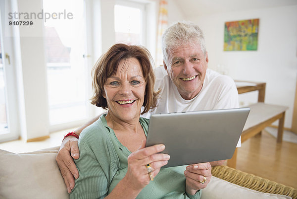 Senior Senioren Portrait lächeln Tablet PC