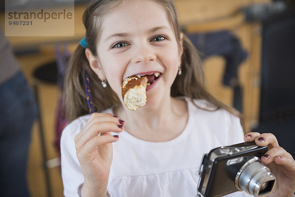 Portrait lächeln Brezel essen essend isst Mädchen