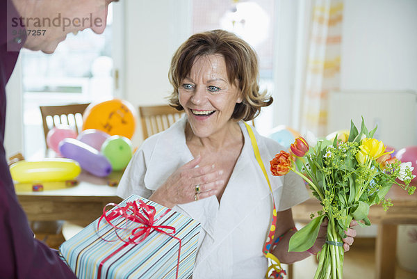 Geschenk Senior Senioren Frau Mann lächeln über Geburtstag